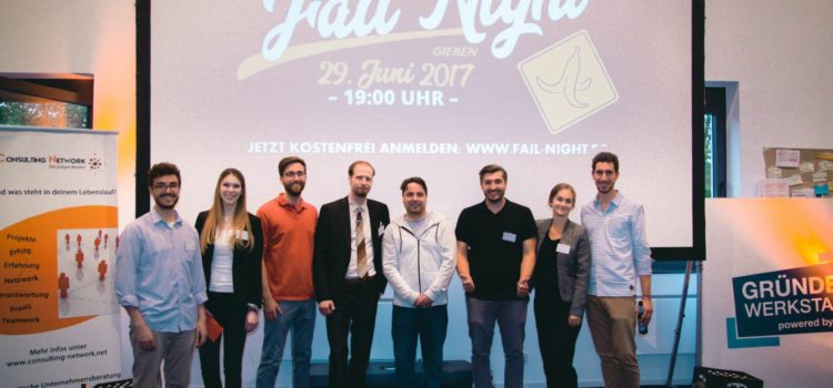 Fail Night Gießen 2017, Rednergruppe vor der Event-Leinwand