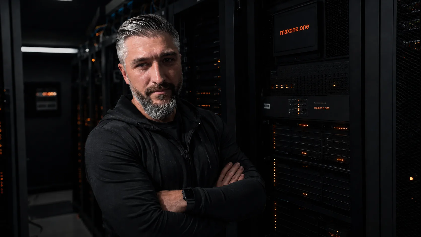 Max Karastelev im eigenen Serverraum zwischen Racks, Self-Hosted in Deutschland